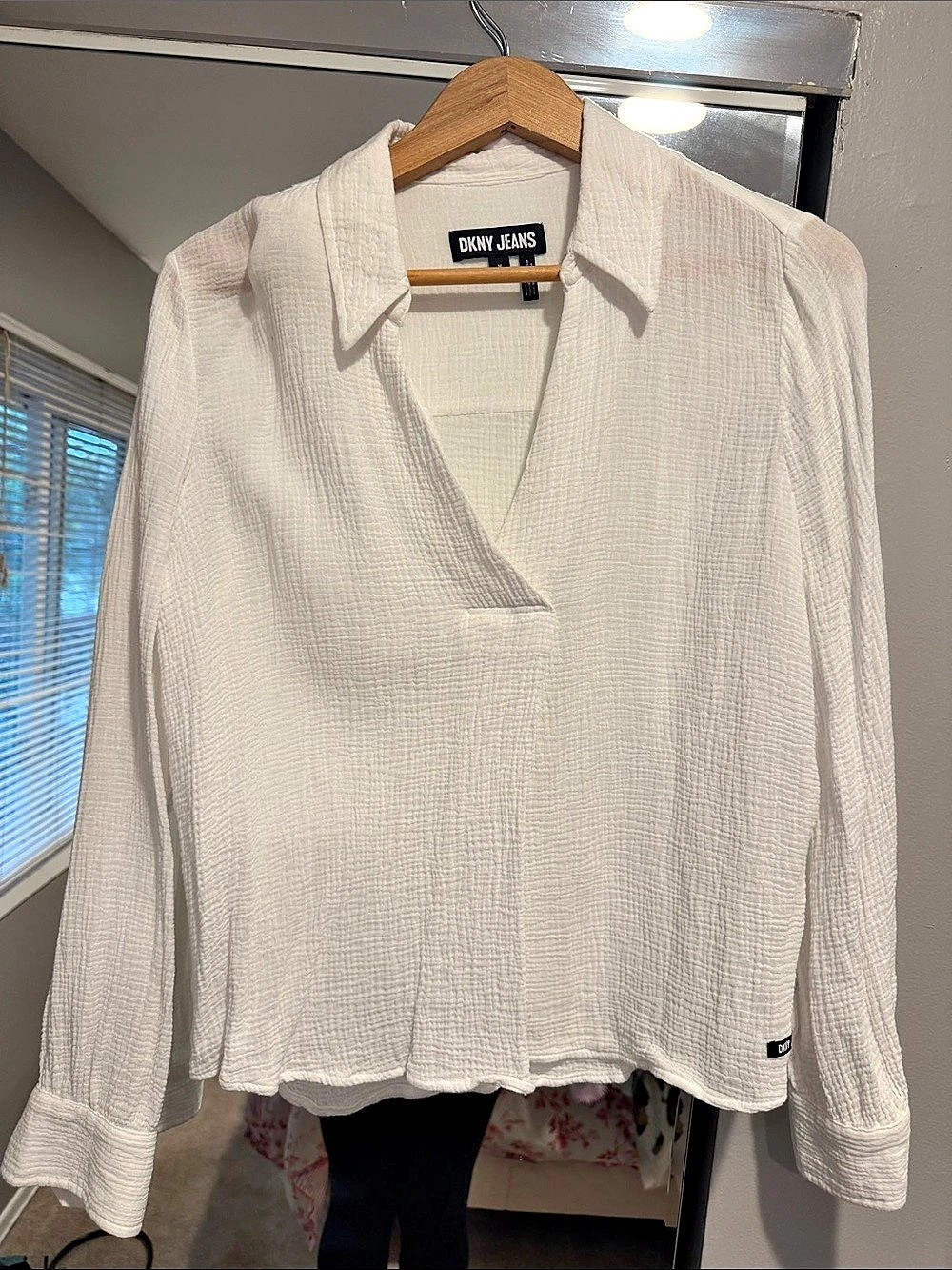 DKNY Jeans Textured V-Neck Blouse in White Size Medium Like New